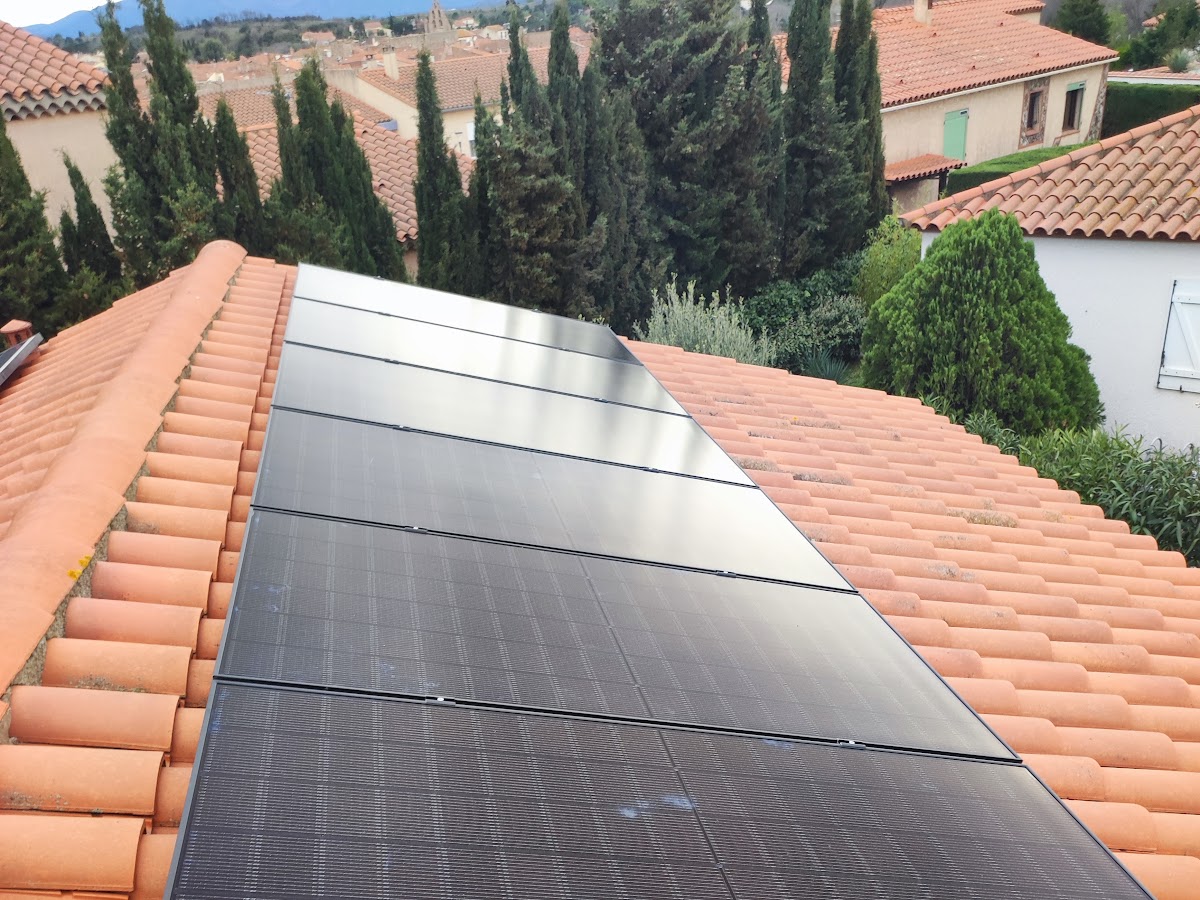 Rangée de panneaux photovoltaïques sur une toiture en tuiles