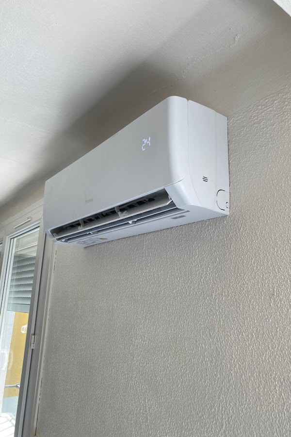 Unité intérieure de climatisation installée au mur
