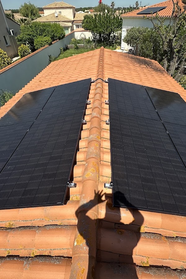 Panneaux solaires sur les deux pans d’une toiture en tuiles
