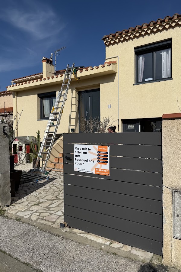 Maison en cours d’intervention avec une pancarte Renov&Sun