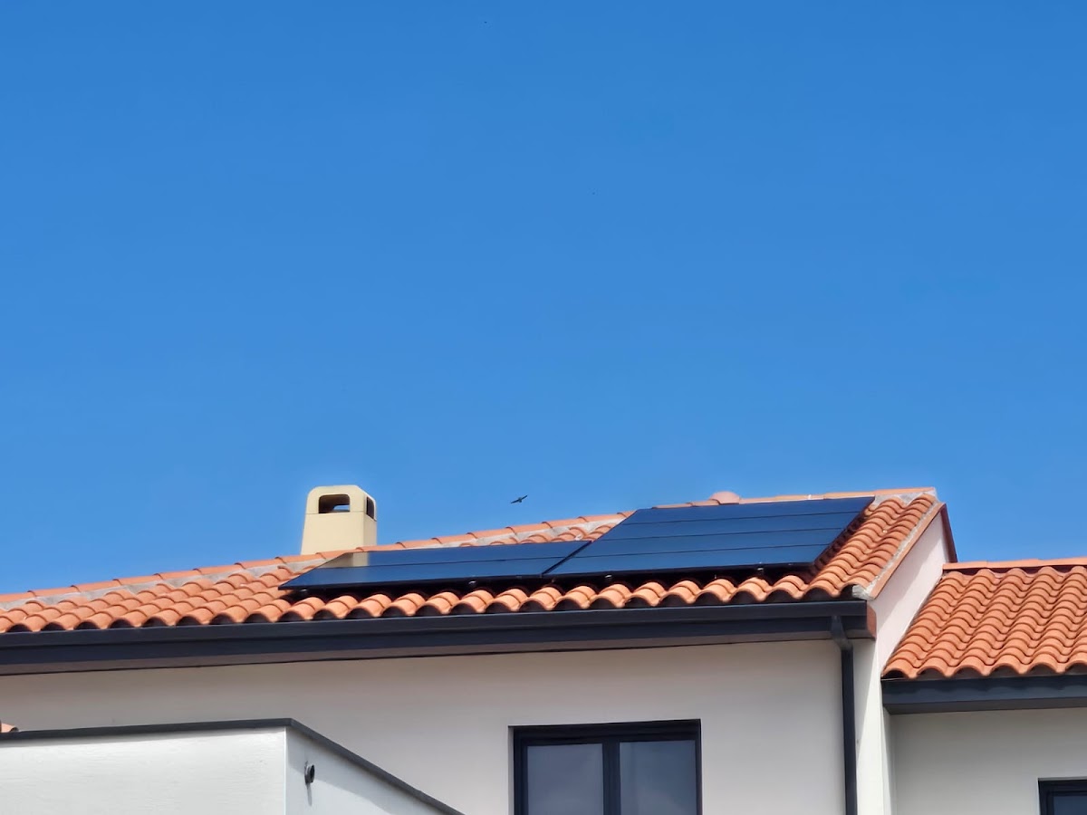 Panneaux photovoltaïques sur une toiture de maison